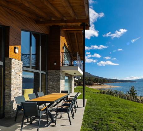 Сърница Обожаваме това кътче сгушено около единия край на язовир