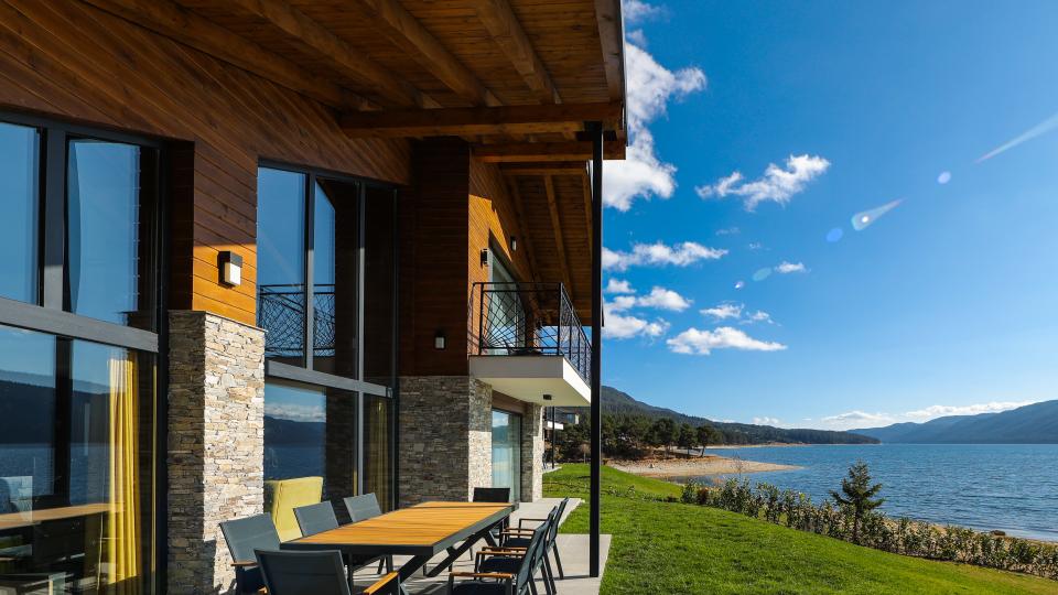 Открийте Сърница: най-романтичното и уютно кътче край язовир Доспат