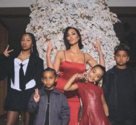 Празниците винаги носят своята магия — меката светлина на лампичките