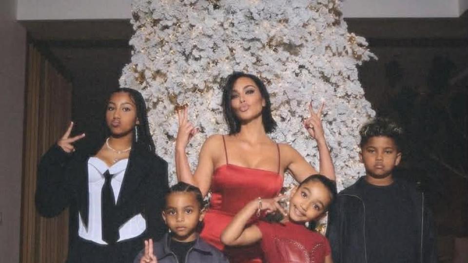 Коледа "à la Kardashian": Кога празничният блясък става прекалено много? (ВИДЕО)