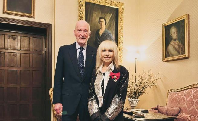 Симеон Сакскобургготски награди Лили Иванова с орден “Дамски кръст”