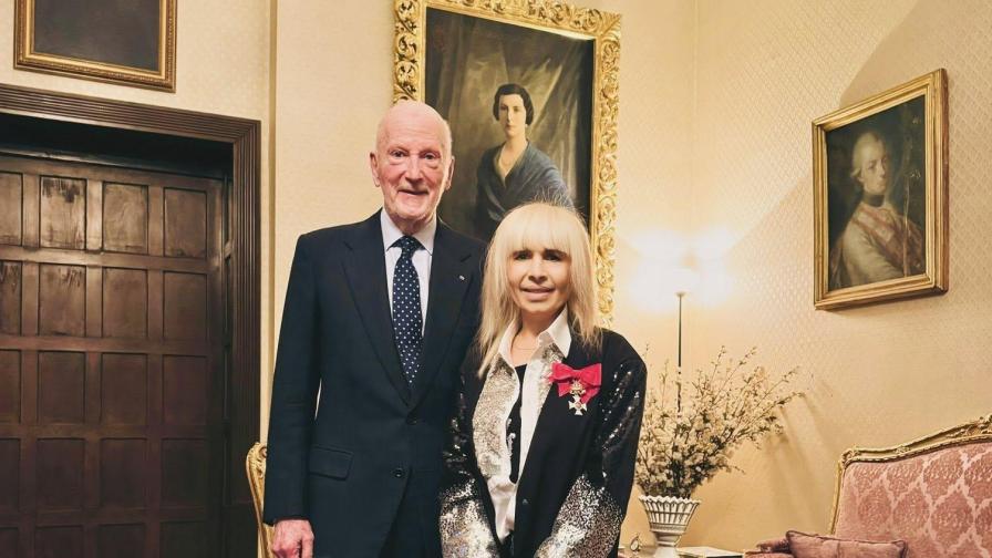 Симеон Сакскобургготски награди Лили Иванова с орден “Дамски кръст”