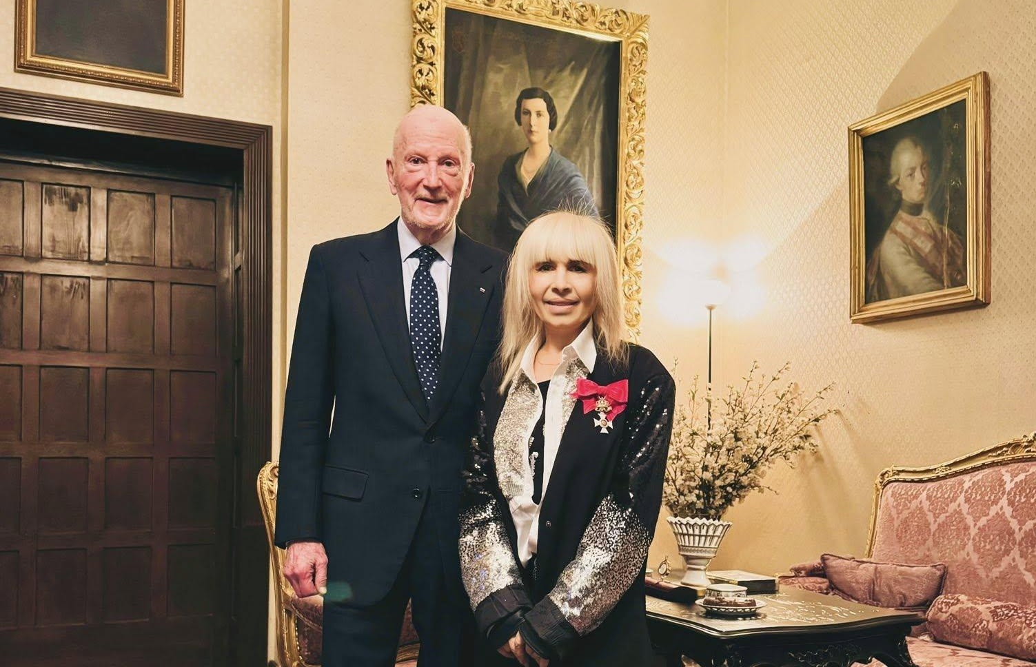 Симеон Сакскобургготски награди Лили Иванова с орден “Дамски кръст”