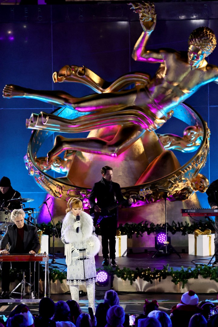 <p>Местни жители и туристи от цял свят се осмелиха да пренебрегнат тълпите и студа в сряда, чакайки с часове на опашка, за да зърнат емблематичната коледна елха на Рокфелер център, осветена за празничния сезон.</p>