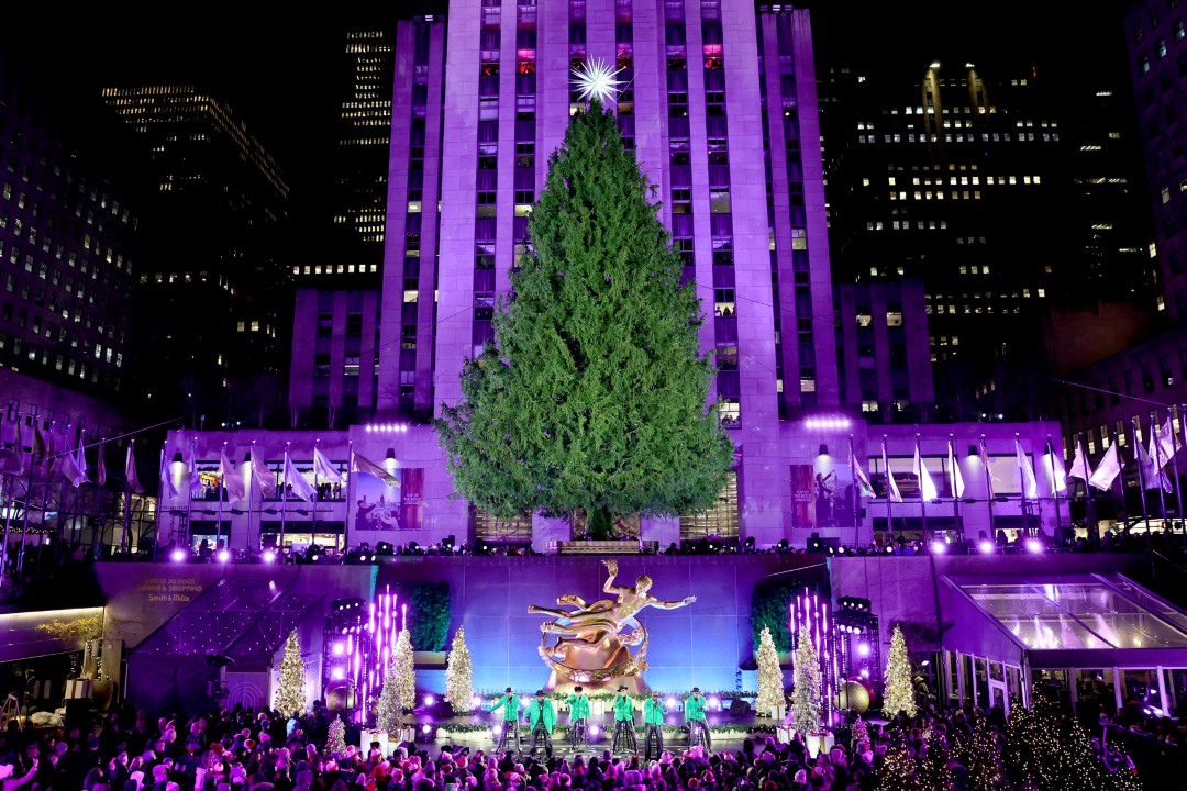 <p>Местни жители и туристи от цял свят се осмелиха да пренебрегнат тълпите и студа в сряда, чакайки с часове на опашка, за да зърнат емблематичната коледна елха на Рокфелер център, осветена за празничния сезон.</p>