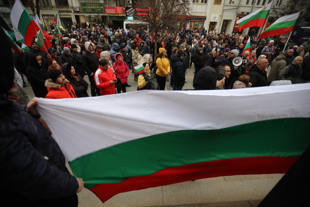 <p>Привърженици на &quot;Величие&quot; протестират пред Съдебната палата в София в защита на задържаните по делото &quot;Исторически парк&quot;. С викове &quot;Оставка&quot;, &quot;Мразим ви безплатно&quot; и &quot;Свобода&quot; те посочиха, че искат освобождаването на Анатоли Савов, Николай Хитов, Пламен Кънчев, Бисер Сивков, Ефтим Вълчанов, Емил Ефтимов и Николай Куцаров.</p>