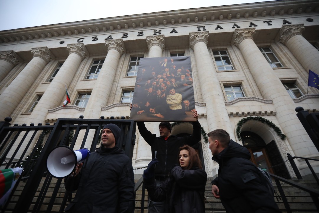 <p>Привърженици на &quot;Величие&quot; протестират пред Съдебната палата в София в защита на задържаните по делото &quot;Исторически парк&quot;. С викове &quot;Оставка&quot;, &quot;Мразим ви безплатно&quot; и &quot;Свобода&quot; те посочиха, че искат освобождаването на Анатоли Савов, Николай Хитов, Пламен Кънчев, Бисер Сивков, Ефтим Вълчанов, Емил Ефтимов и Николай Куцаров.</p>