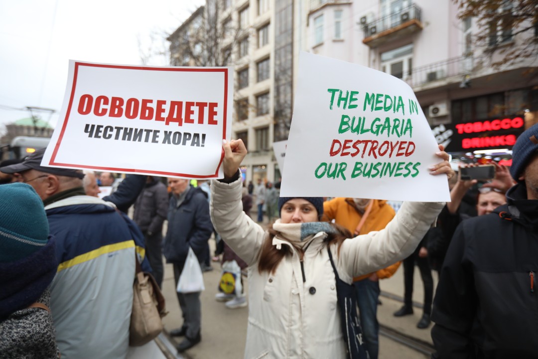 <p>Привърженици на &quot;Величие&quot; протестират пред Съдебната палата в София в защита на задържаните по делото &quot;Исторически парк&quot;. С викове &quot;Оставка&quot;, &quot;Мразим ви безплатно&quot; и &quot;Свобода&quot; те посочиха, че искат освобождаването на Анатоли Савов, Николай Хитов, Пламен Кънчев, Бисер Сивков, Ефтим Вълчанов, Емил Ефтимов и Николай Куцаров.</p>