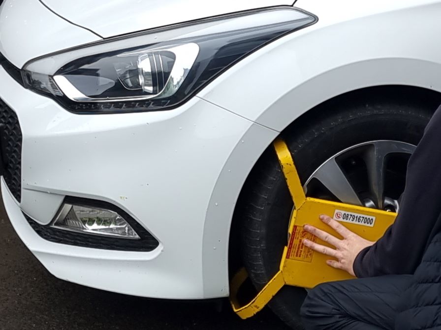 Шофьор сам свали поставената скоба на автомобила си и си тръгна