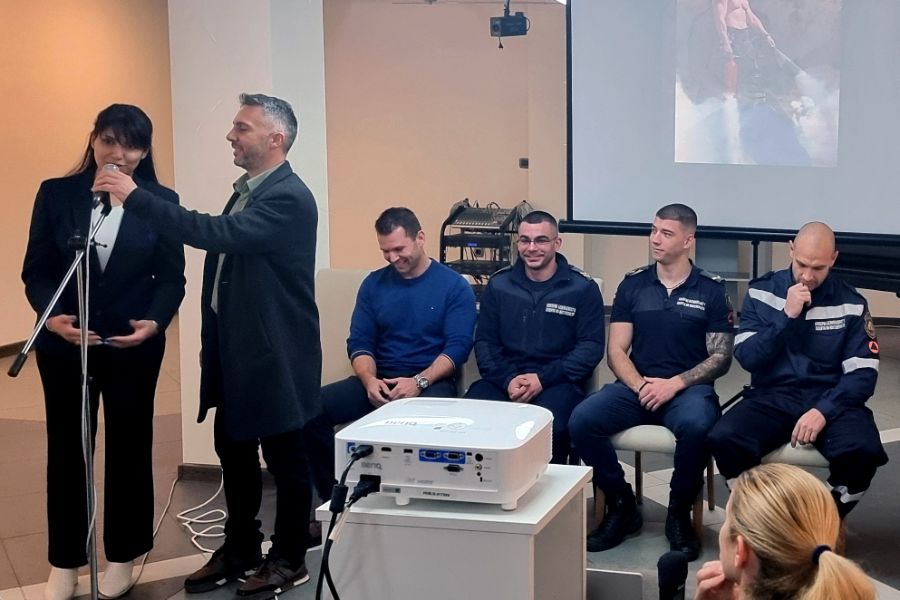 <p>Варненски пожарникари са модели в благотворителен календар в подкрепа на деца.</p>