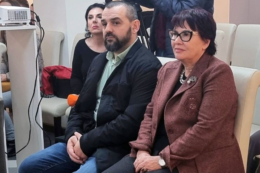 <p>Варненски пожарникари са модели в благотворителен календар в подкрепа на деца.</p>