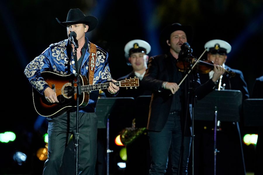 <p>Първата дама на САЩ Мелания Тръмп запали светлините на коледното дърво в американската столица в студената вечер снощи, предаде Асошиейтед прес.</p>