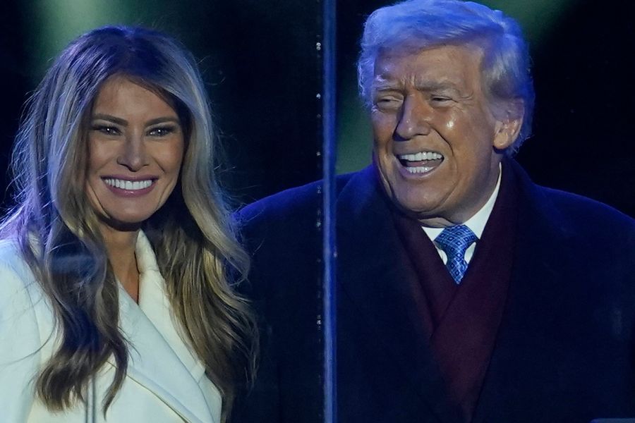 <p>Първата дама на САЩ Мелания Тръмп запали светлините на коледното дърво в американската столица в студената вечер снощи, предаде Асошиейтед прес.</p>