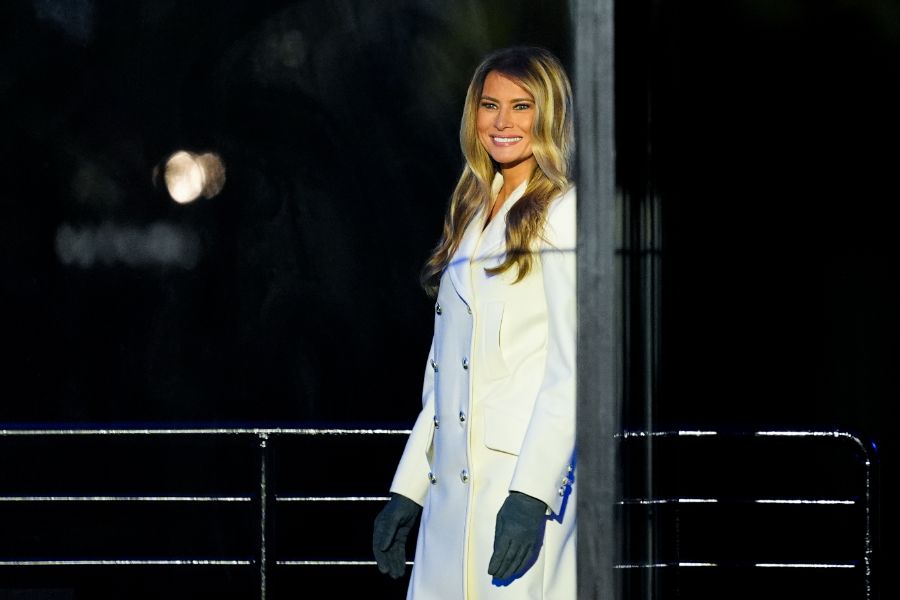 <p>Първата дама на САЩ Мелания Тръмп запали светлините на коледното дърво в американската столица в студената вечер снощи, предаде Асошиейтед прес.</p>