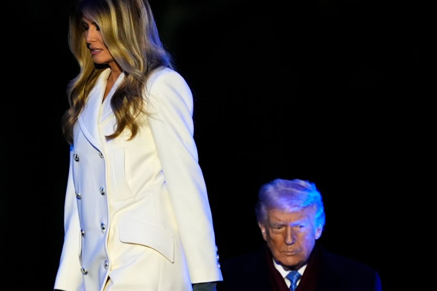 <p>Първата дама на САЩ Мелания Тръмп запали светлините на коледното дърво в американската столица в студената вечер снощи, предаде Асошиейтед прес.</p>