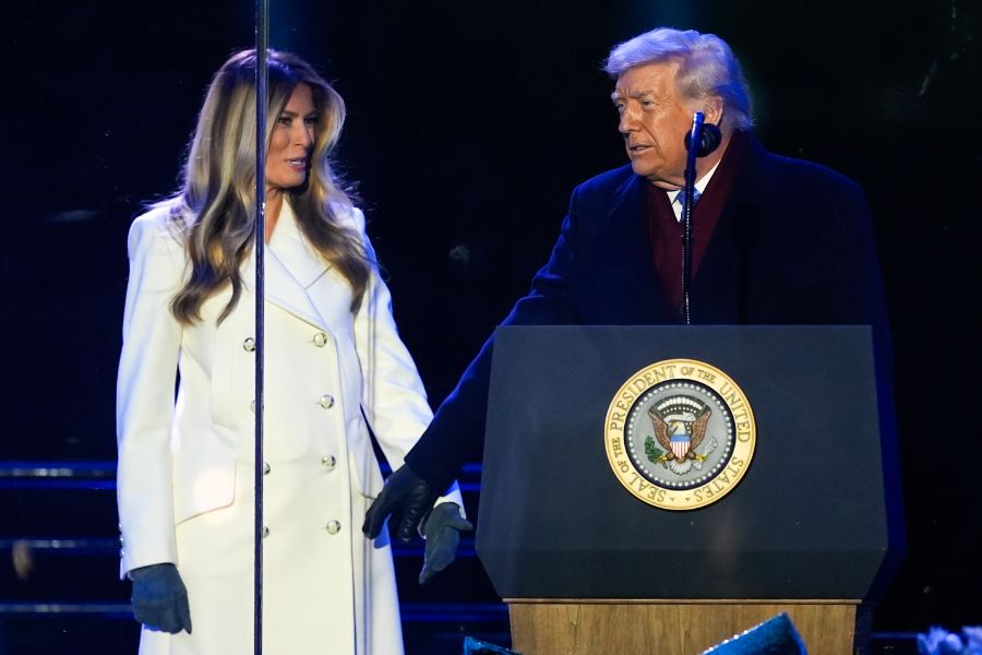 <p>Първата дама на САЩ Мелания Тръмп запали светлините на коледното дърво в американската столица в студената вечер снощи, предаде Асошиейтед прес.</p>