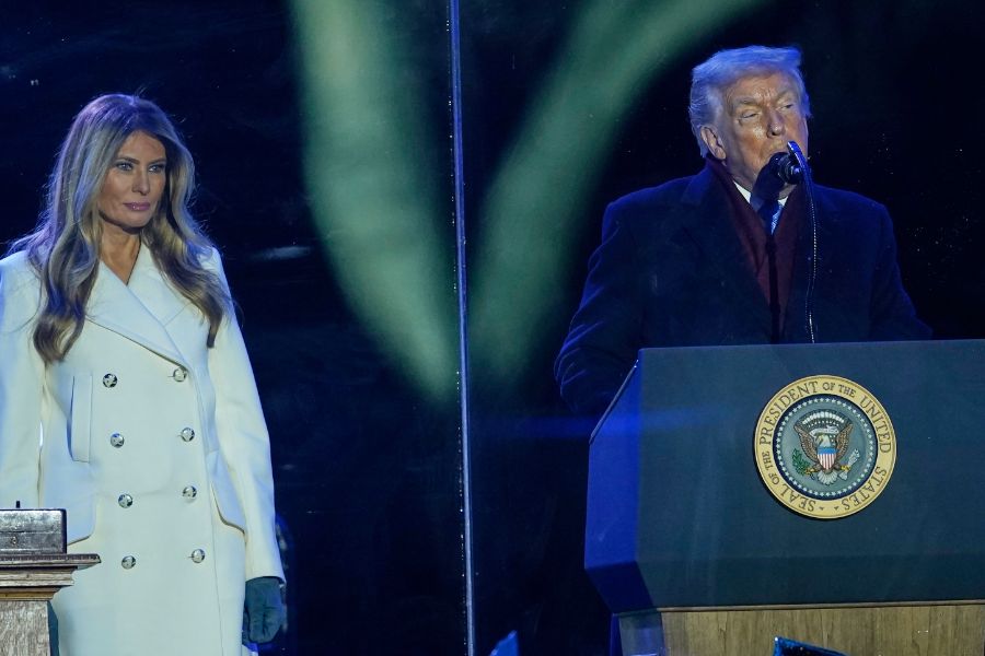 <p>Първата дама на САЩ Мелания Тръмп запали светлините на коледното дърво в американската столица в студената вечер снощи, предаде Асошиейтед прес.</p>