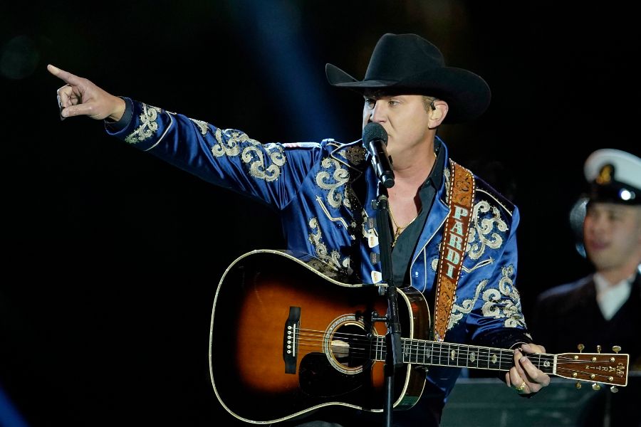 <p>Първата дама на САЩ Мелания Тръмп запали светлините на коледното дърво в американската столица в студената вечер снощи, предаде Асошиейтед прес.</p>