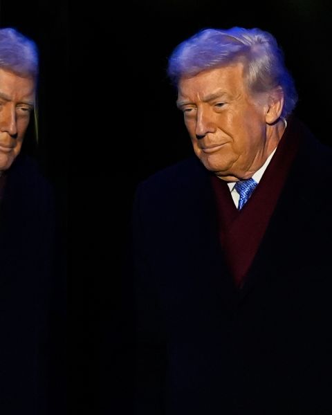 <p>Първата дама на САЩ Мелания Тръмп запали светлините на коледното дърво в американската столица в студената вечер снощи, предаде Асошиейтед прес.</p>