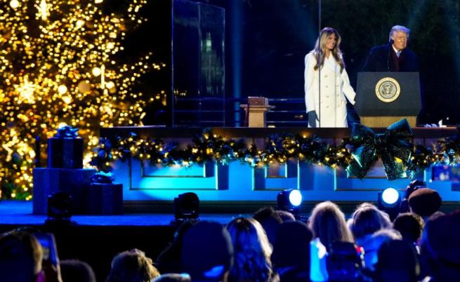 Мелания Тръмп запали светлините на коледното дърво пред Белия дом