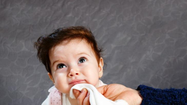 Как да се справите с повръщане или хълцане след хранене при 11-месечно бебе?