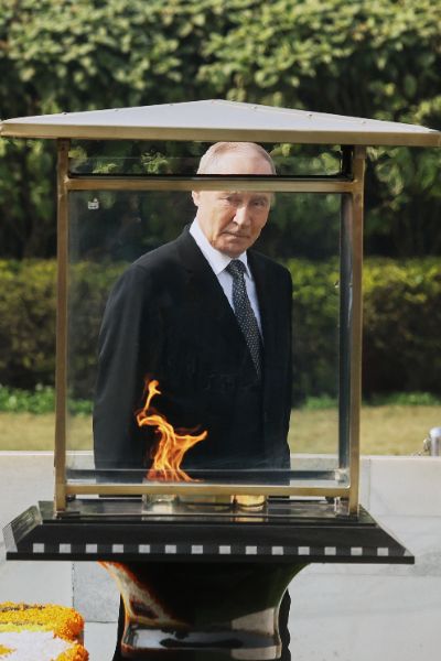 <p>Руският президент Владимир Путин и индийският премиер Нарендра Моди стартираха днес преговорите си в Делхи, предаде Ройтерс.</p>