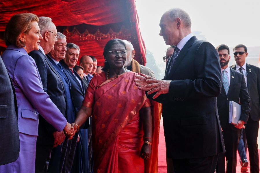 <p>Руският президент Владимир Путин и индийският премиер Нарендра Моди стартираха днес преговорите си в Делхи, предаде Ройтерс.</p>