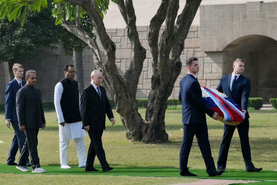 <p>Руският президент Владимир Путин и индийският премиер Нарендра Моди стартираха днес преговорите си в Делхи, предаде Ройтерс.</p>