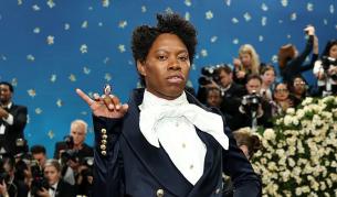 Звездата от „Емили в Париж“ Джереми О'Харис арестуван на летището в Япония