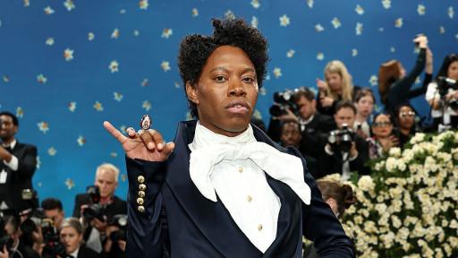 Звездата от „Емили в Париж“ Джереми О'Харис арестуван на летището в Япония