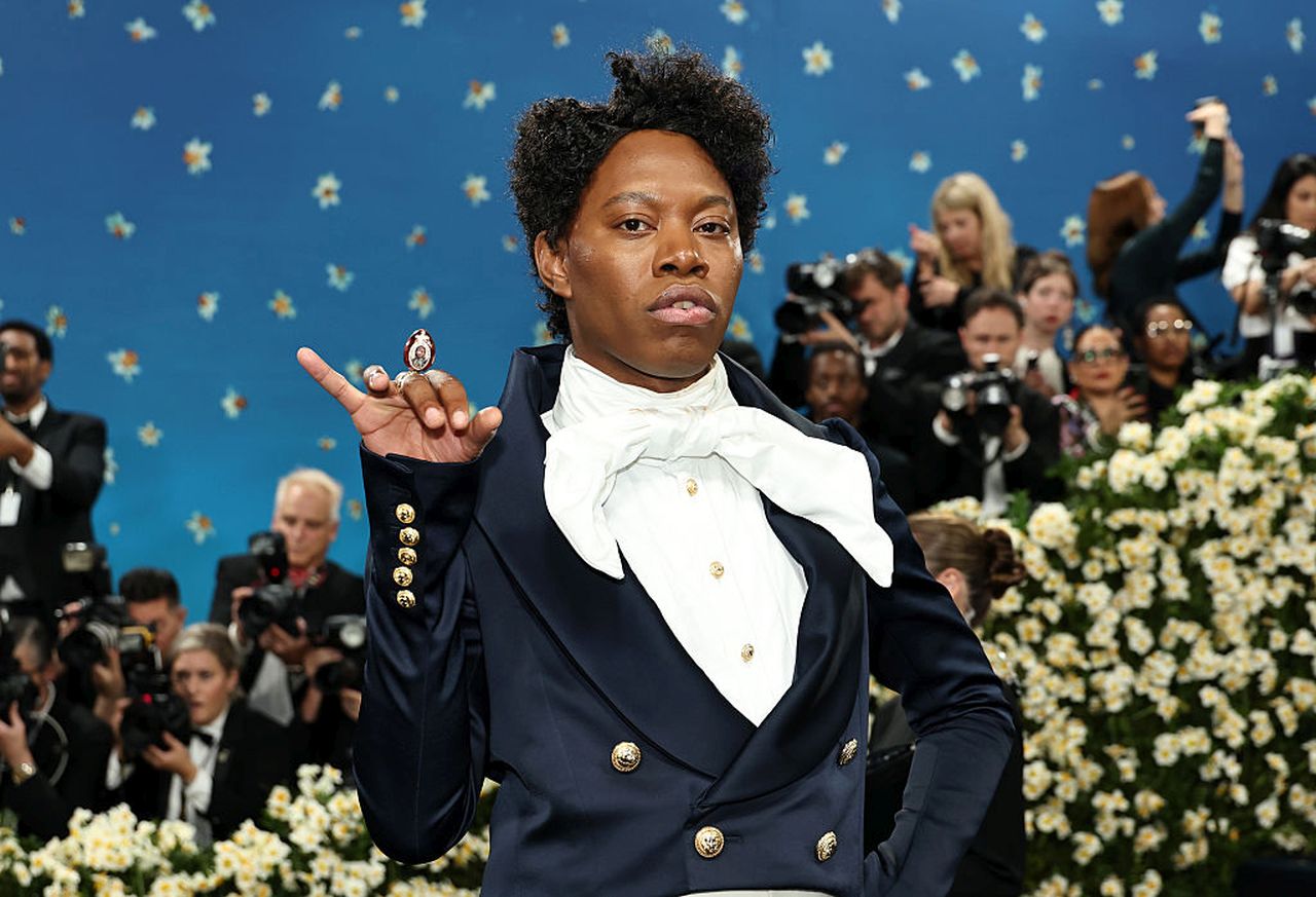 Звездата от „Емили в Париж“ Джереми О'Харис арестуван на летището в Япония