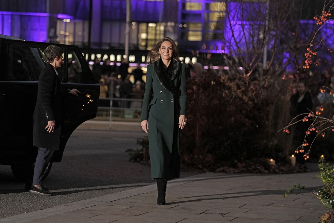 <p>Кралското трио се появи заедно с Кейт Мидълтън на годишната ѝ служба с коледни песни в Уестминстърското абатство в Лондон. Те пристигнаха с принц Уилям, тъй като принцеса Кейт беше на място по-рано, за да посрещне гости, изпълнители и доброволци преди началото на службата. Въпреки това Кейт излезе да приветства съпруга си и децата им, когато те пристигнаха.</p>