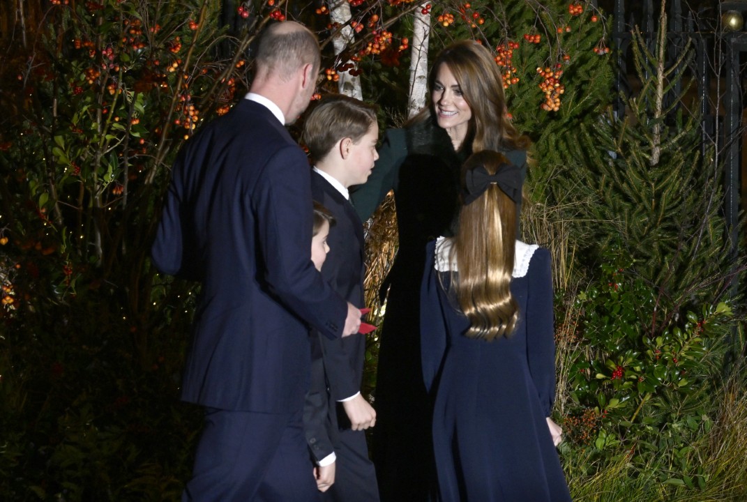 <p>Кралското трио се появи заедно с Кейт Мидълтън на годишната ѝ служба с коледни песни в Уестминстърското абатство в Лондон. Те пристигнаха с принц Уилям, тъй като принцеса Кейт беше на място по-рано, за да посрещне гости, изпълнители и доброволци преди началото на службата. Въпреки това Кейт излезе да приветства съпруга си и децата им, когато те пристигнаха.</p>