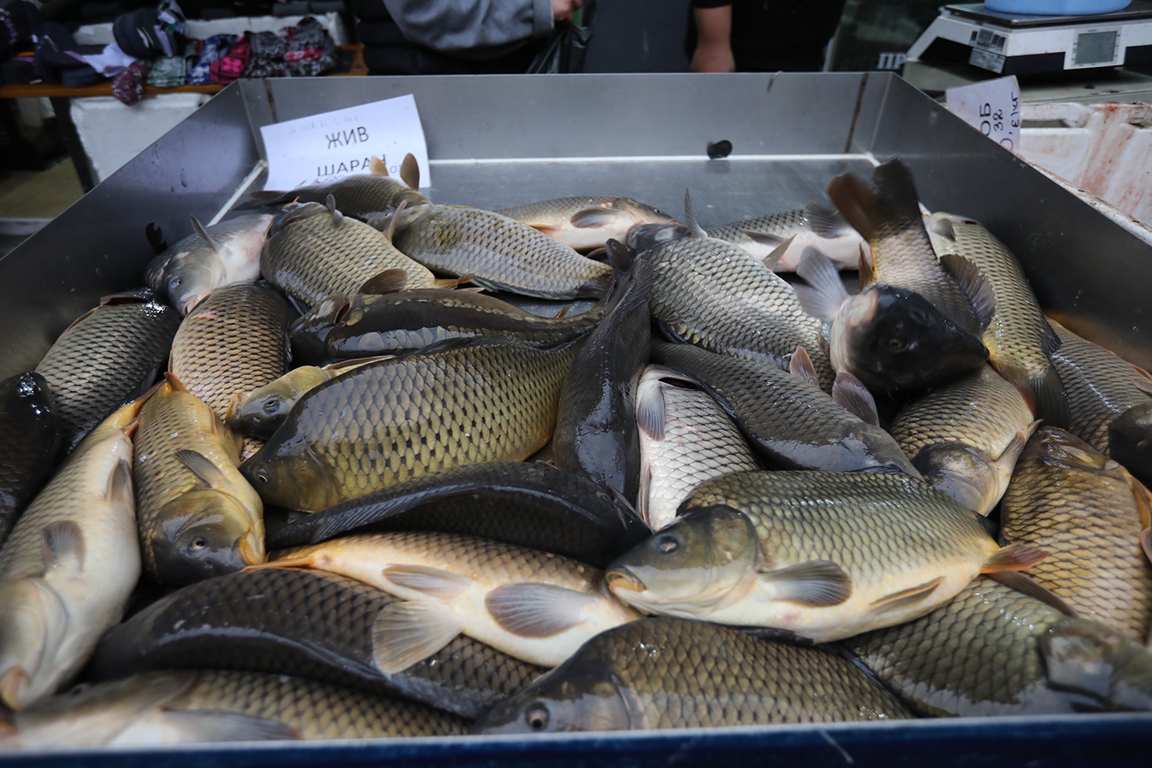 <p>Разказва се, че светецът веднъж запълнил с шаран дупка в повредена лодка, за да спаси рибарите от удавяне.</p>