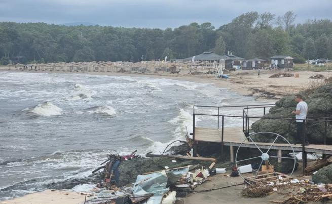 Обилни валежи предизвикаха наводнения по пътни участъци в района на Царево