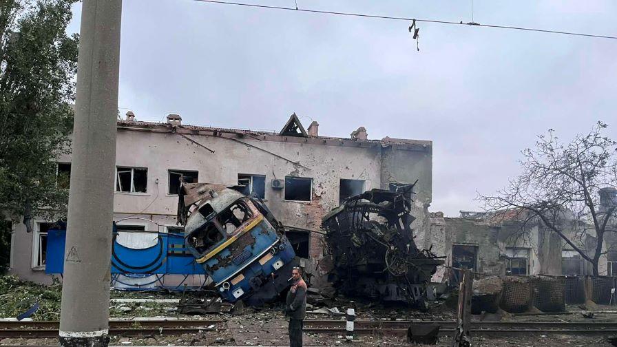 Руски дронове и ракети поразиха железопътен възел край Киев