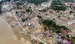 Жертвите на наводненията в Индонезия вече са най-малко 883