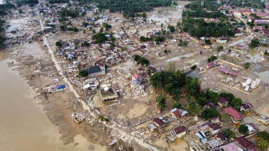 Жертвите на наводненията в Индонезия вече са най-малко 883