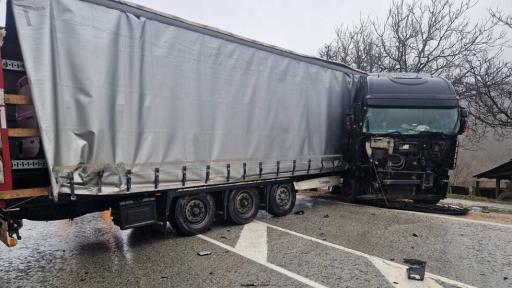 Завъртял се на пътя тир временно блокира движението през Хаинбоаз" (СНИМКИ)