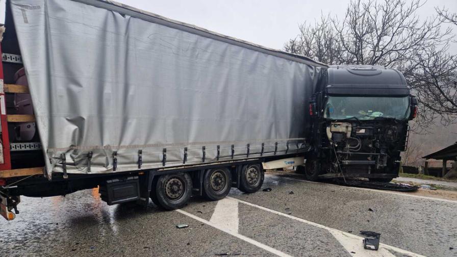 Завъртял се на пътя тир временно блокира движението през Хаинбоаз" (СНИМКИ)