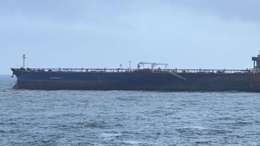 Помощ по въздух: Доставиха провизии на моряците от заседналия край Ахтопол танкер