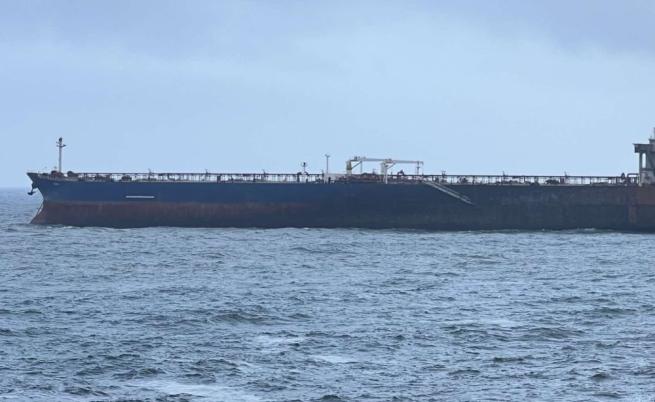 Помощ по въздух: Доставиха провизии на моряците от заседналия край Ахтопол танкер