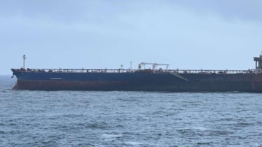 Помощ по въздух: Доставиха провизии на моряците от заседналия край Ахтопол танкер