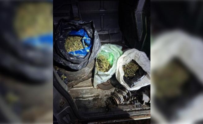 Откриха и иззеха 8 кг марихуана, укрита в буркани и дерегистрирана кола в Бобов дол