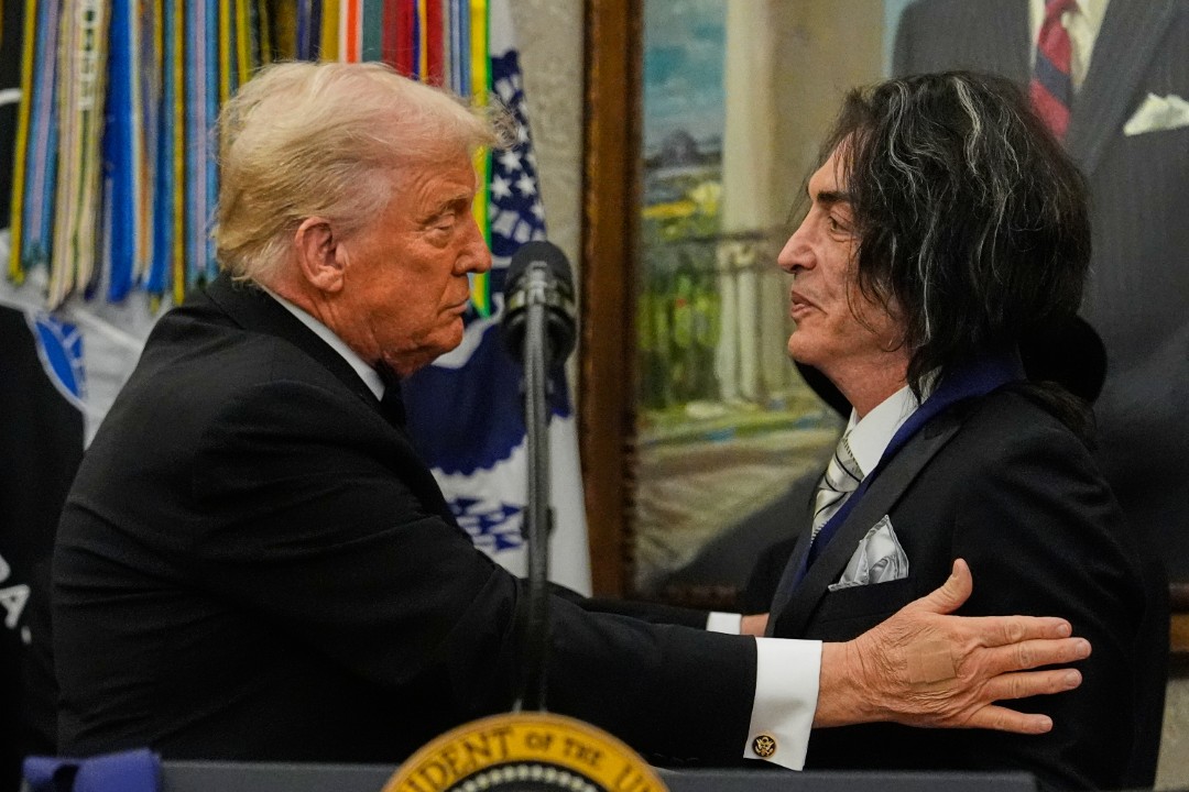 <p>Президентът на САЩ Доналд Тръмп връчи медали на носителите на наградите на &quot;Кенеди център&quot;. Сред отличените са кънтри певецът Джордж Стрейт, актьорът Силвестър Сталоун, диско иконата Глория Гейнър и рок групата KISS.</p>