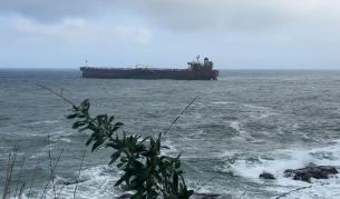 Евакуираха още моряци от заседналия край Ахтопол танкер, защо трима остават