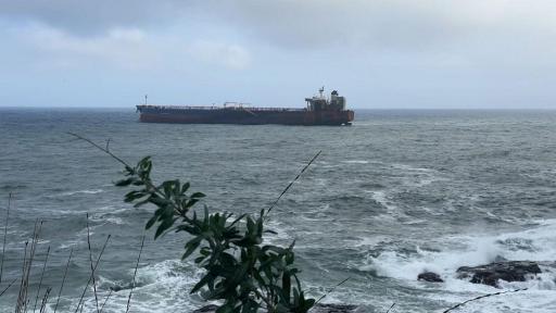 Евакуират още моряци от заседналия край Ахтопол танкер, защо трима остават