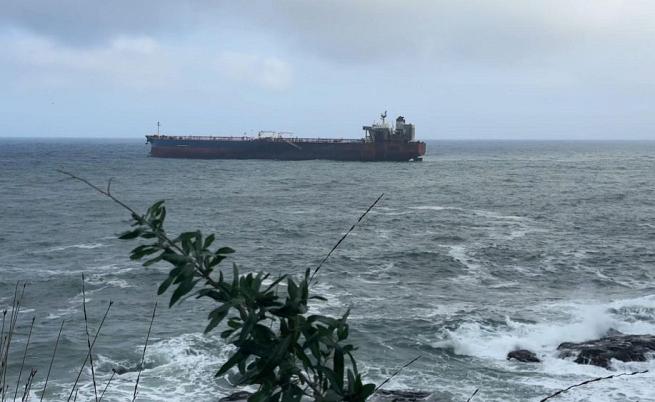 Евакуираха още моряци от заседналия край Ахтопол танкер, защо трима остават