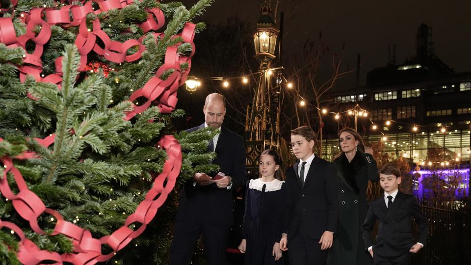 Децата на Кейт Мидълтън трогнаха с жест по време на коледния ѝ концерт