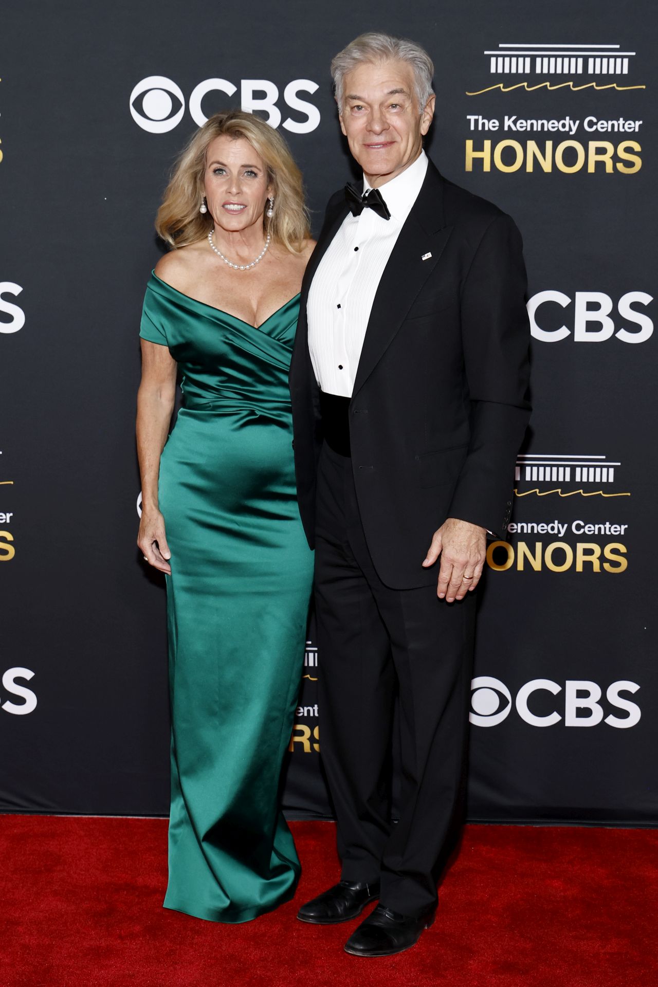 <p>Първата дама Мелания Тръмп и редица музикални легенди, актьори и политически фигури впечатлиха с бляскави вечерни рокли, стилни смокинги и изисканост на церемонията за наградите на Кенеди Център.</p>